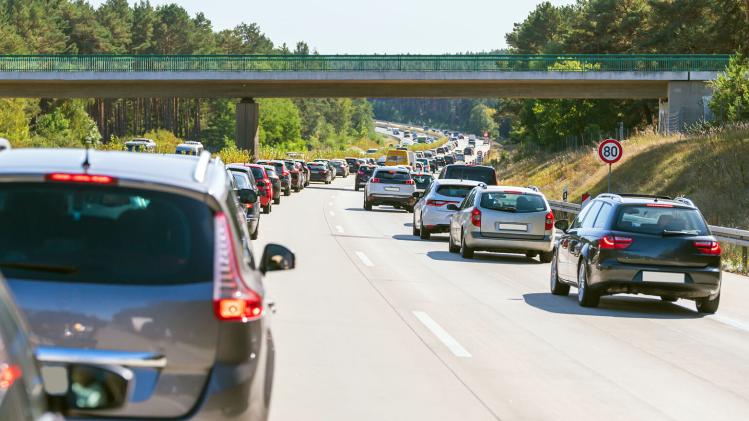 Während eines Staus auf der Autobahn wurde eine Rettungsgasse gebildet.