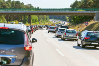 Während eines Staus auf der Autobahn wurde eine Rettungsgasse gebildet.